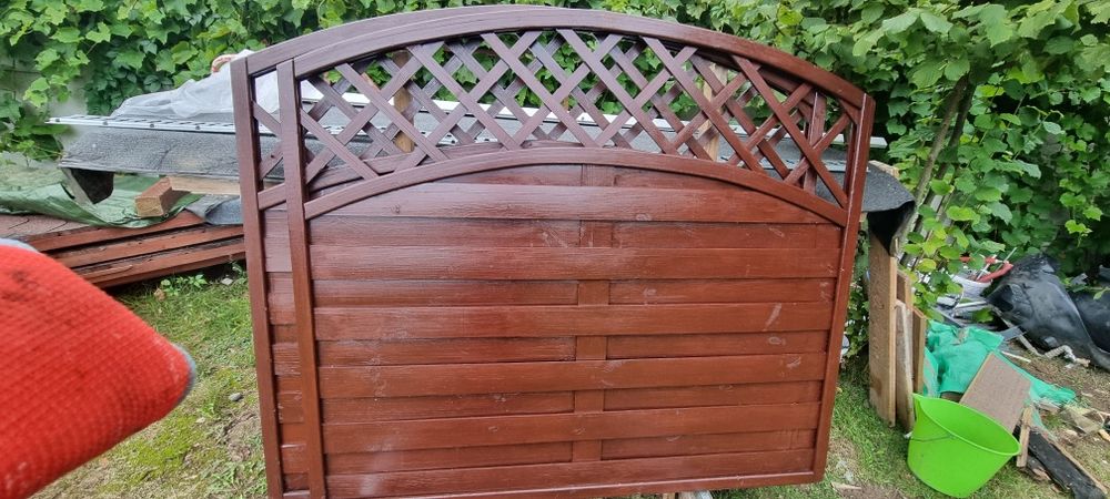 Płot lamelowy drewniany łuk i wklesły