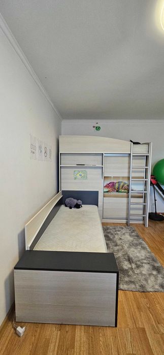 Продаємо дитячу кімнату, є два матраци в хорошому стані.