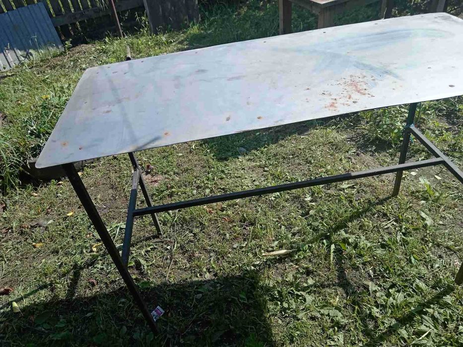 Стіл металевий .Розміри: довжина 130 см, ширина 60  см, висота: 85 см.