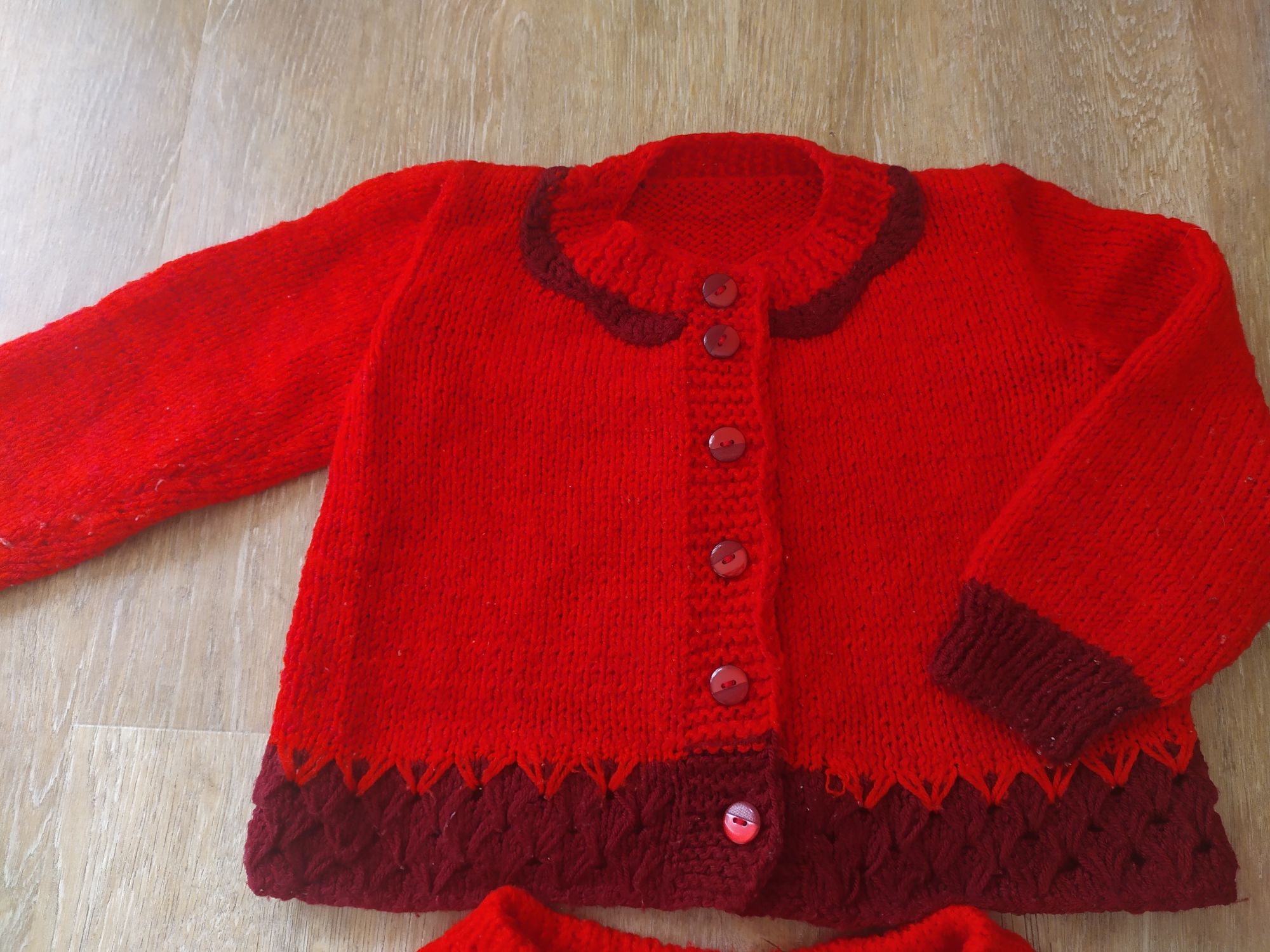 Komplet robiony na drutach wełna sweter i spódnica 104-110 czerwony
