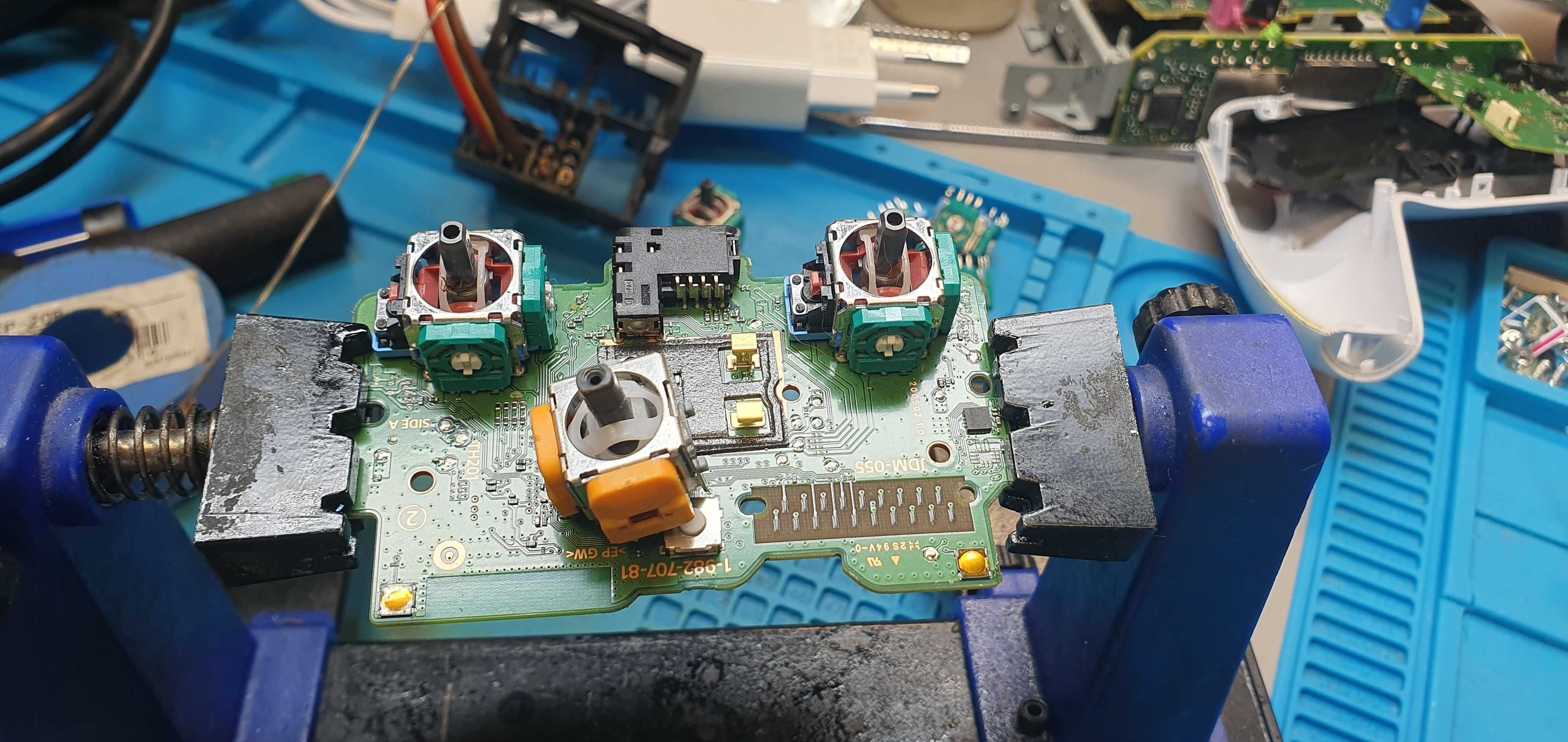Serwis Naprawa Padów Pada PS4 PS5 XBOX Wymiana Analogów Efekt Halla