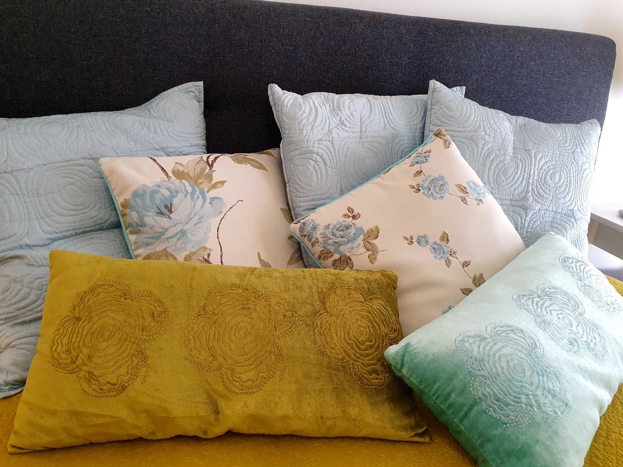 Conjunto de quarto - colcha, almofadas, candeeiro