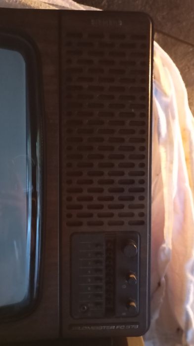 2 televisões antigas