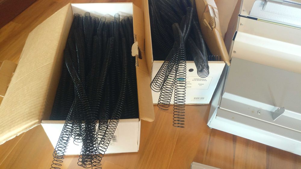 Máquina de encadernar espiral Spiralam 200 com argolas