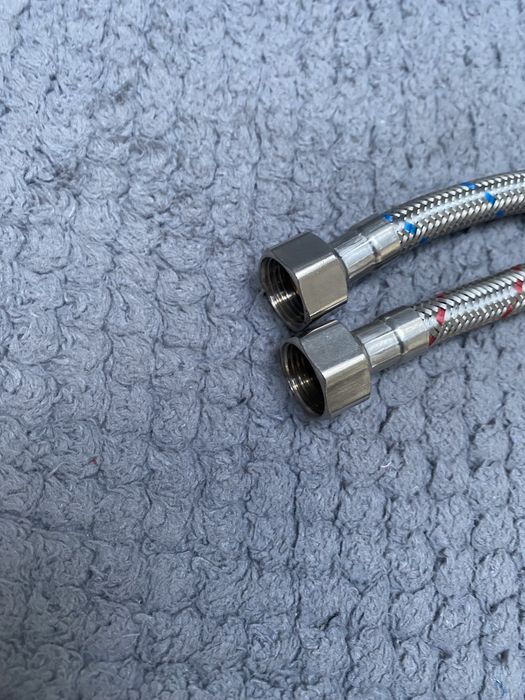 Sprzedam Dwa nowe wężyki przylaczeniowe do baterii o dlugosci 35 cm