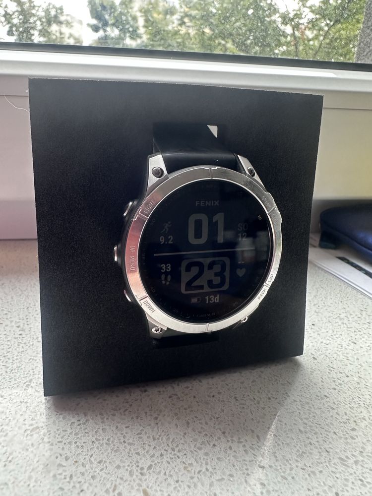 Smartwatch Garmin Fenix 7 srebrny z grafitowym paskiem