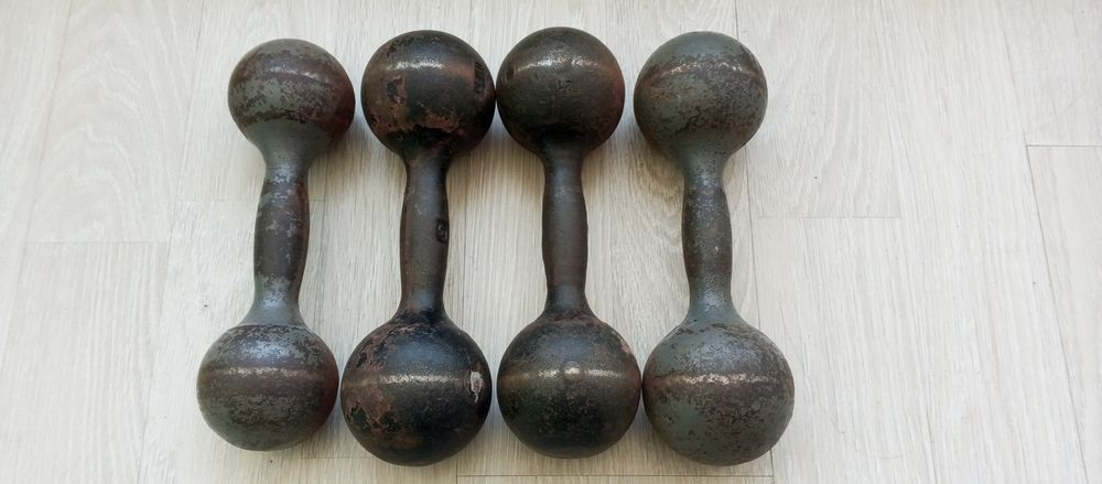 Гантели: 4 кг, 3 кг, 0.5 кг. Утяжелители ног и рук.