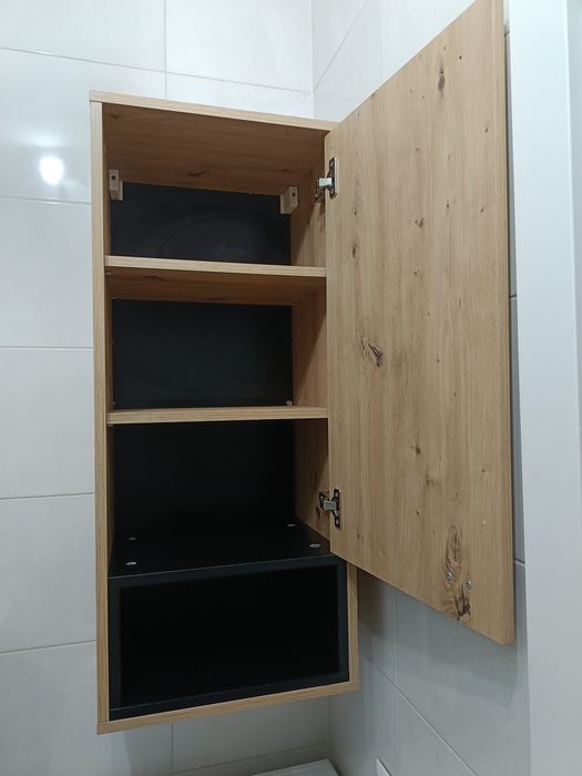 Szafka wisząca z półkami