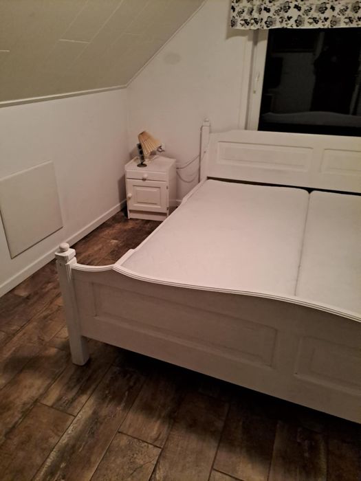 Łóżko drewniane, białe 180/200 , ze stelażem, z materacami z szafkami