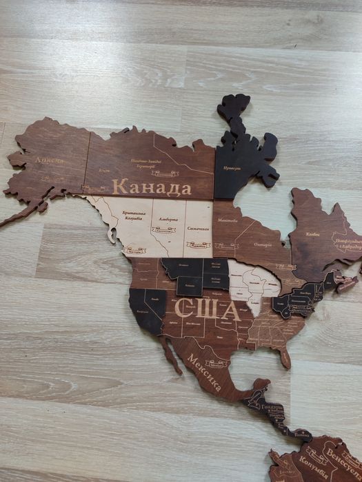 Дерев'яна мапа світу.