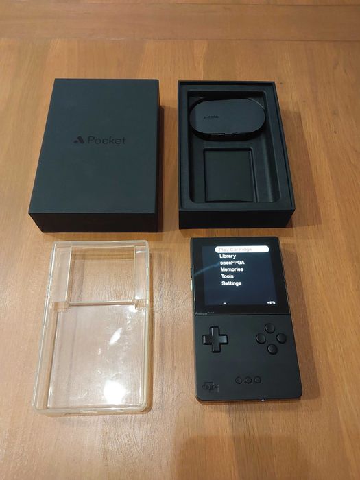 Analogue Pocket + karta + etui