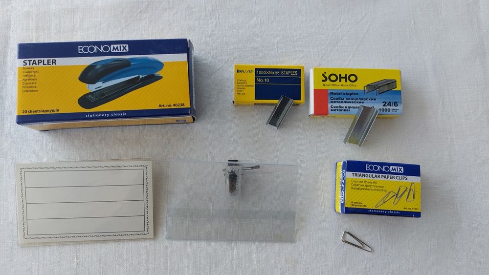 Канцтовари, Файли, папір для нотаток стікери, папки, скоби скріпки