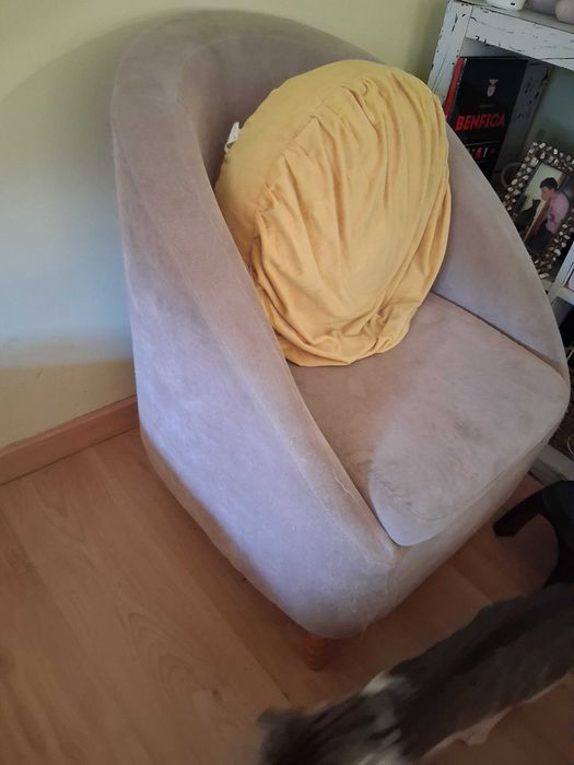 Dois cadeirões com pés em madeira