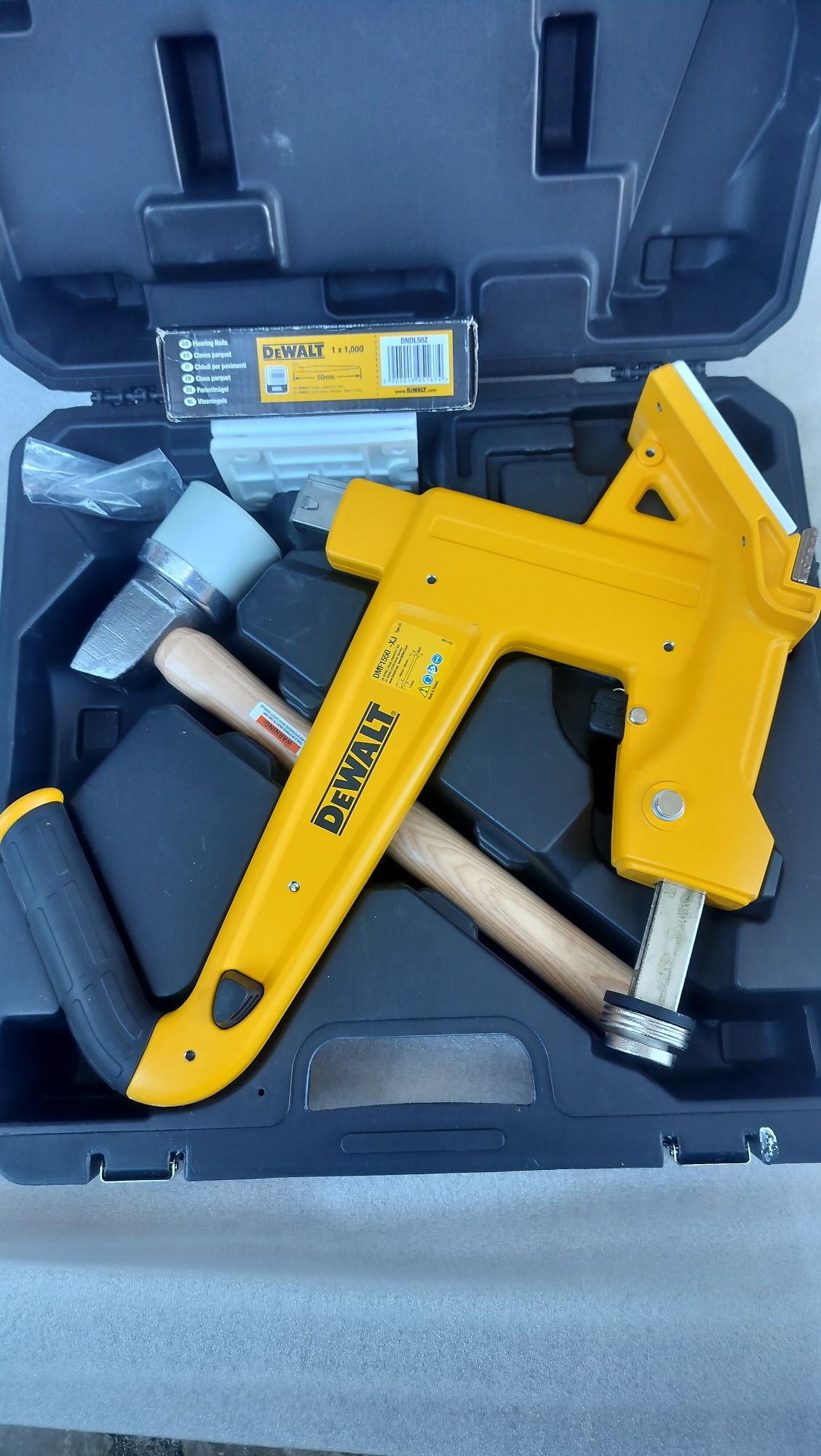 Pregadora Manual para Soalhos DeWalt DMF 1550 XJ