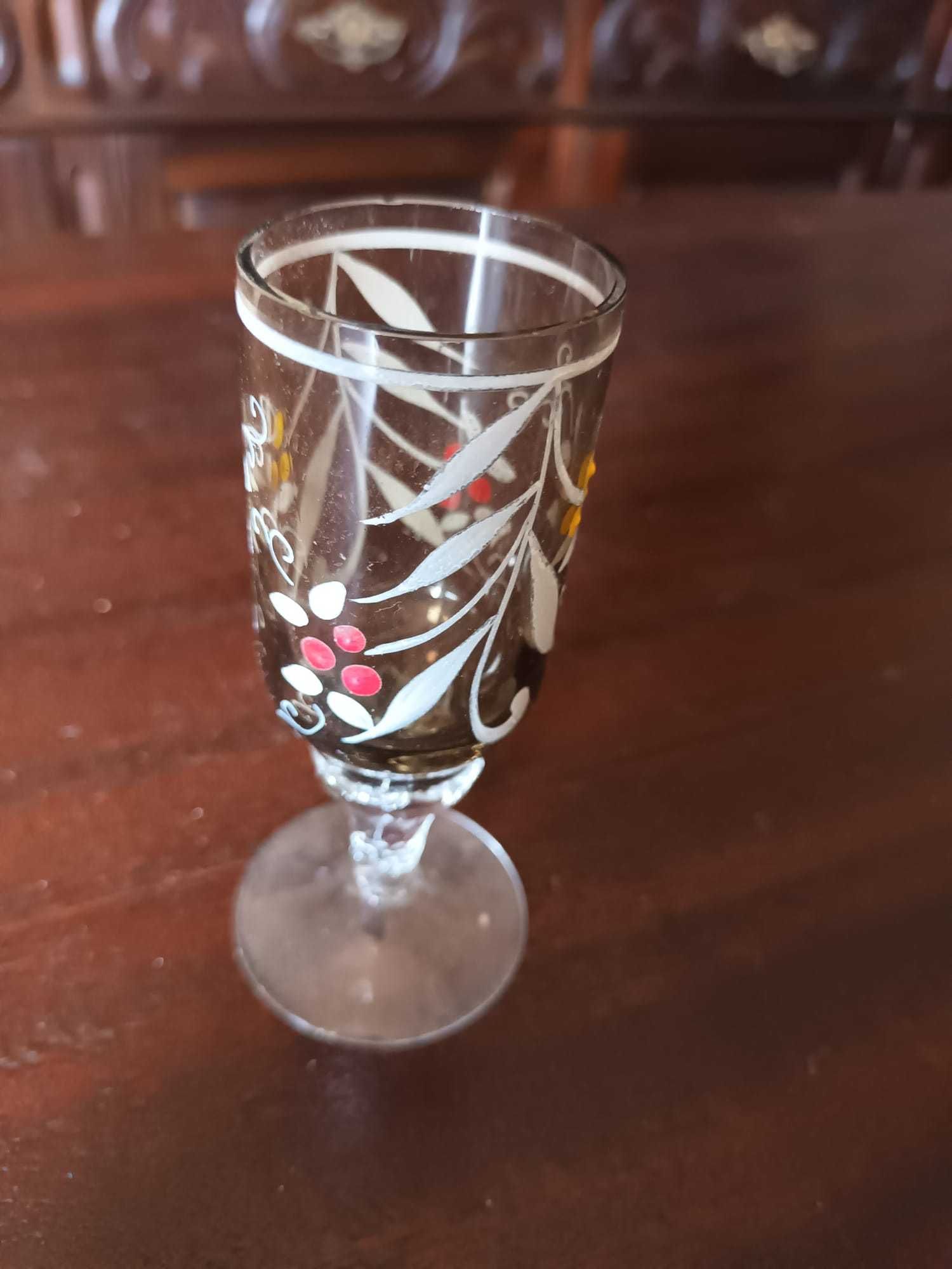 Garrafa e copos de licor