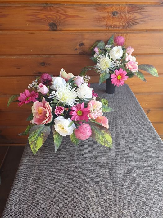 Zestaw różowych kompozycji na grób