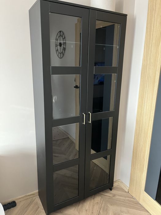 Witryna Czarna ze Zlotymi Klamkami