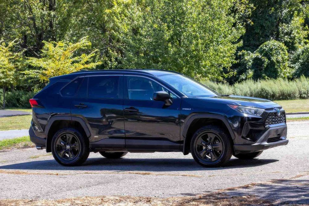 Toyota RAV4 Hybrid LE      2021