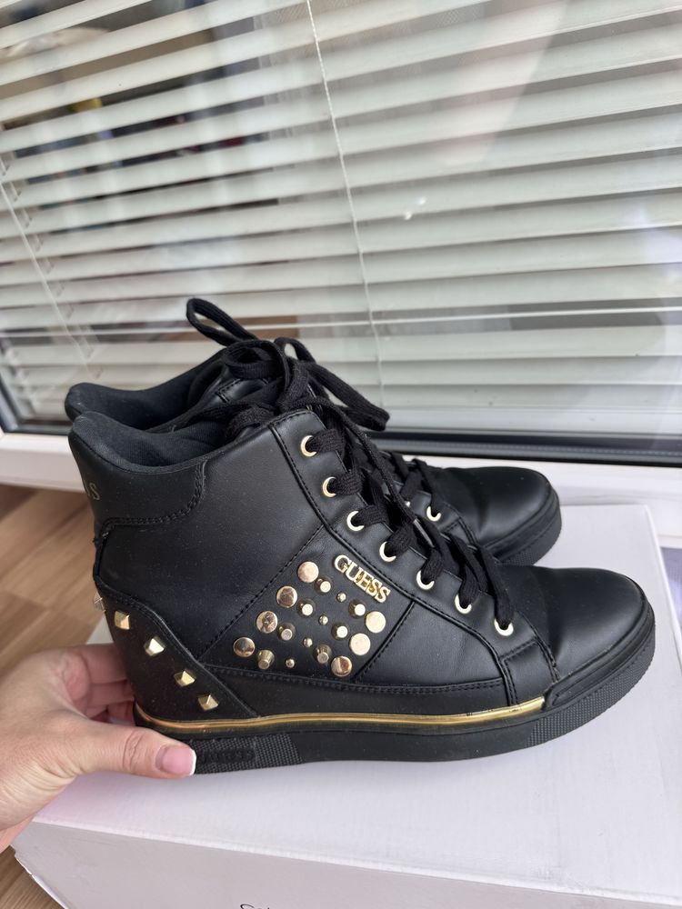 Guess sneakersy z ćwiekami na koturnie model Feelixi rozmiar 39