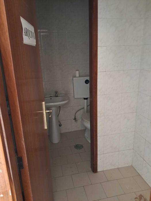 Sala/escritório com wc em Mafamude, V.N.Gaia, junto ao El Corte Inglês