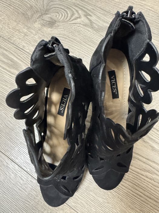 Босоніжки на підборах.