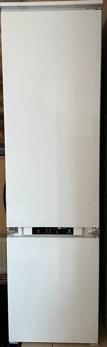 Продам вбудований холодильник Whirlpool — отличное состояние!