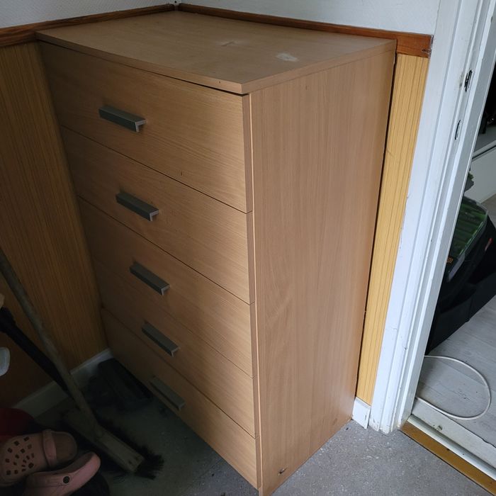 Komoda używaną z szufladami