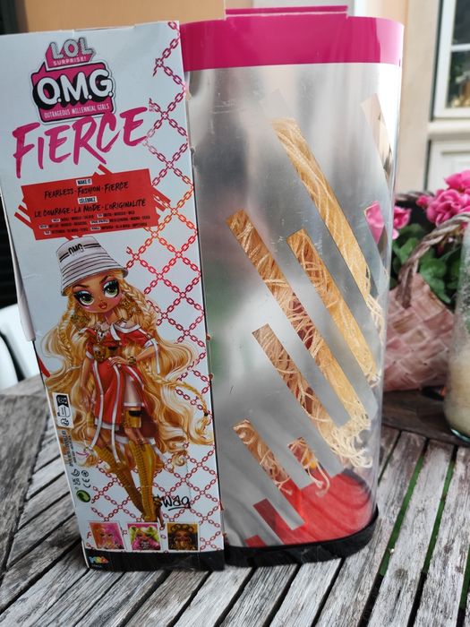 BONECA LOL  OMG FIERCE  em caixa