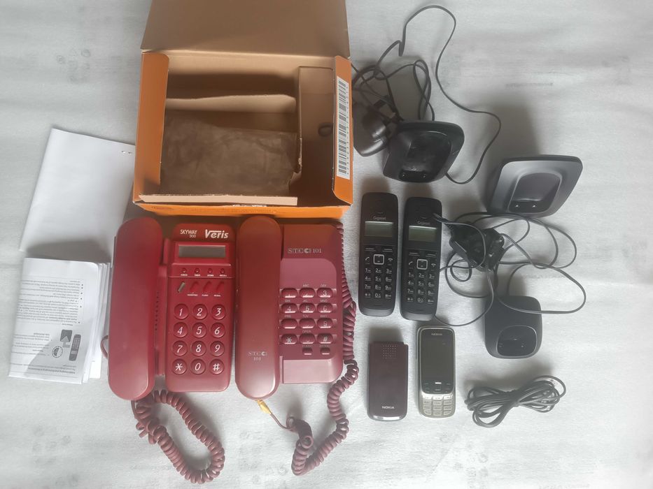 Zestaw starych telefonów