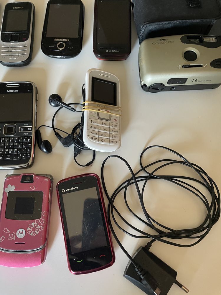 20 telemóveis + 1 MP4 + 1 máquina fotográfica de rolo