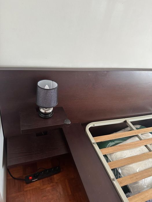 Cama de casal +mesas de cabeceiras incorporadas