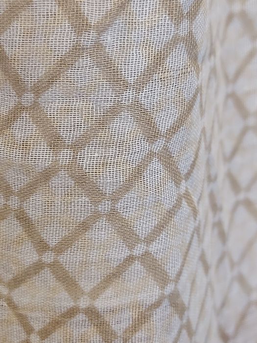 Echarpe Beje com Losangos Caqui. 
Medidas: 69cm x 187cm.