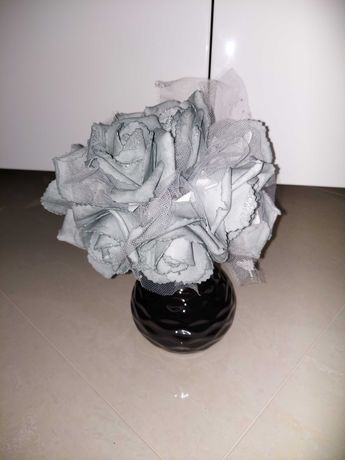 Bukiecik ze sztucznymi kwiatkami różami ozdobny