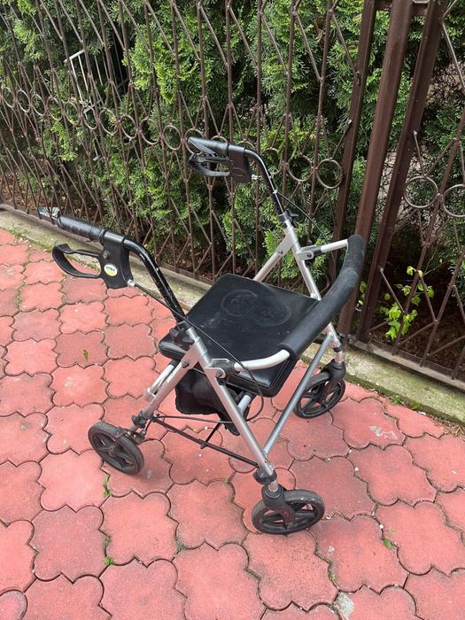 Chodzik, balkonik, wózek inwalidzki dla seniora z funkcją siedzenia