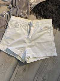 Białe krótkie jeansowe spodenki z Bershka.