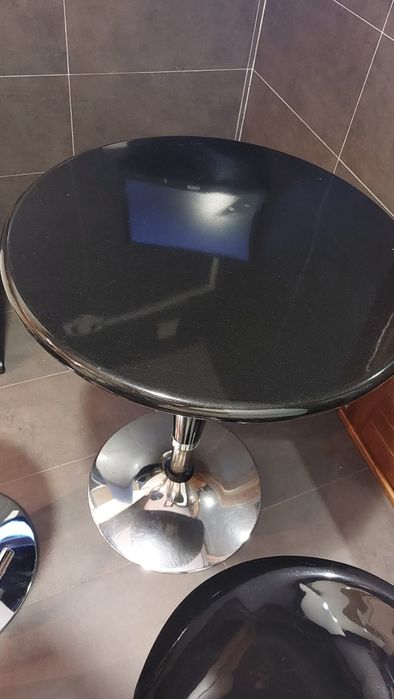 Conjunto de mesa e bancos