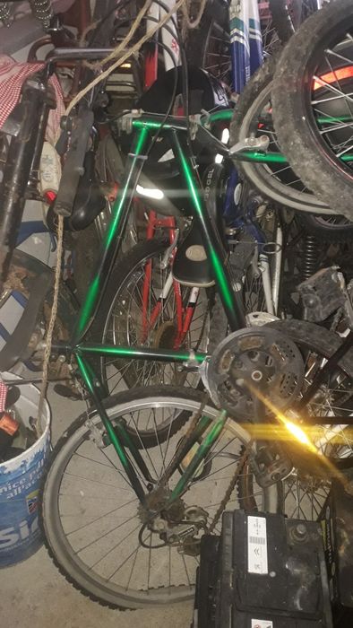 Varios pneus de bicicletas e bicicletas