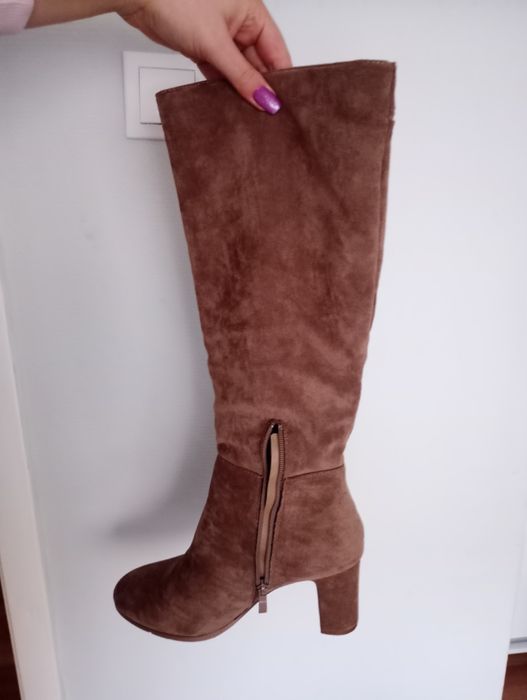 Długie zamszowe kozaki damskie na obcasie słupku