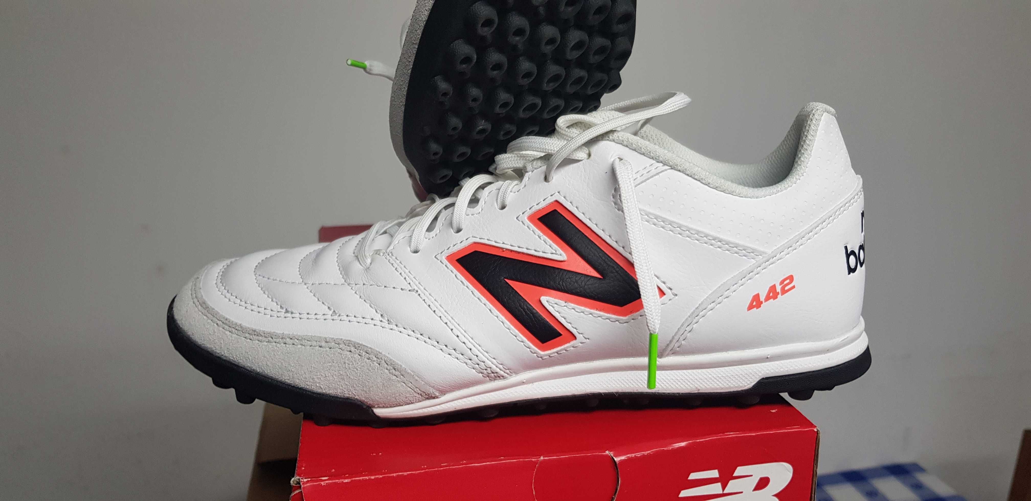 Chuteiras New Balance 442 V2 Team Leather Turf brancas