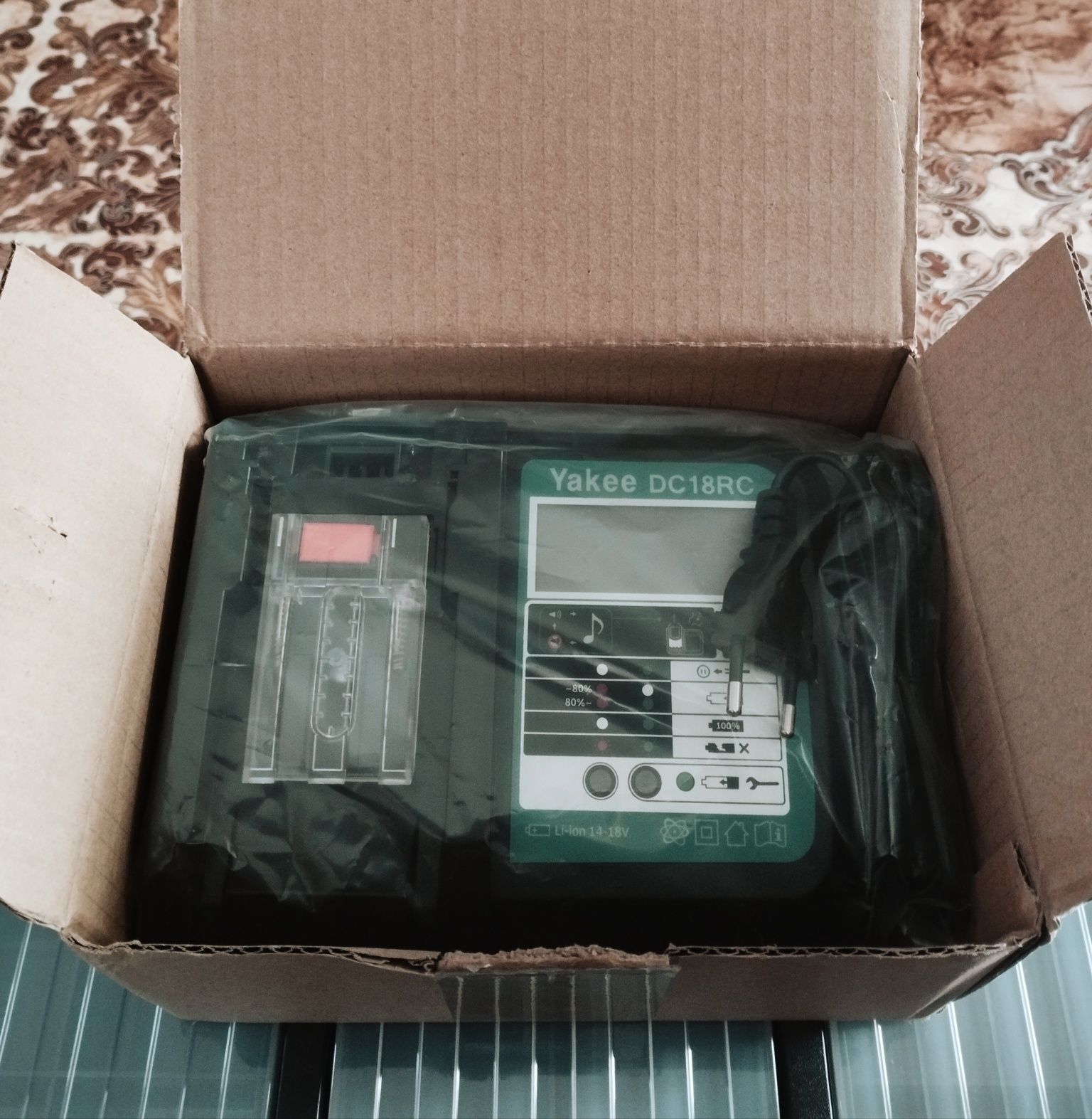 Зарядний пристрій Yakee(Makita) 14,4-18V Li-Ion DC 18RC LCD з екраном