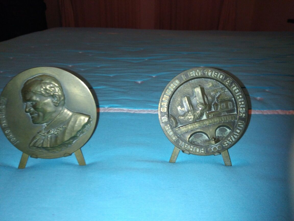 Medalhas e porta chaves.