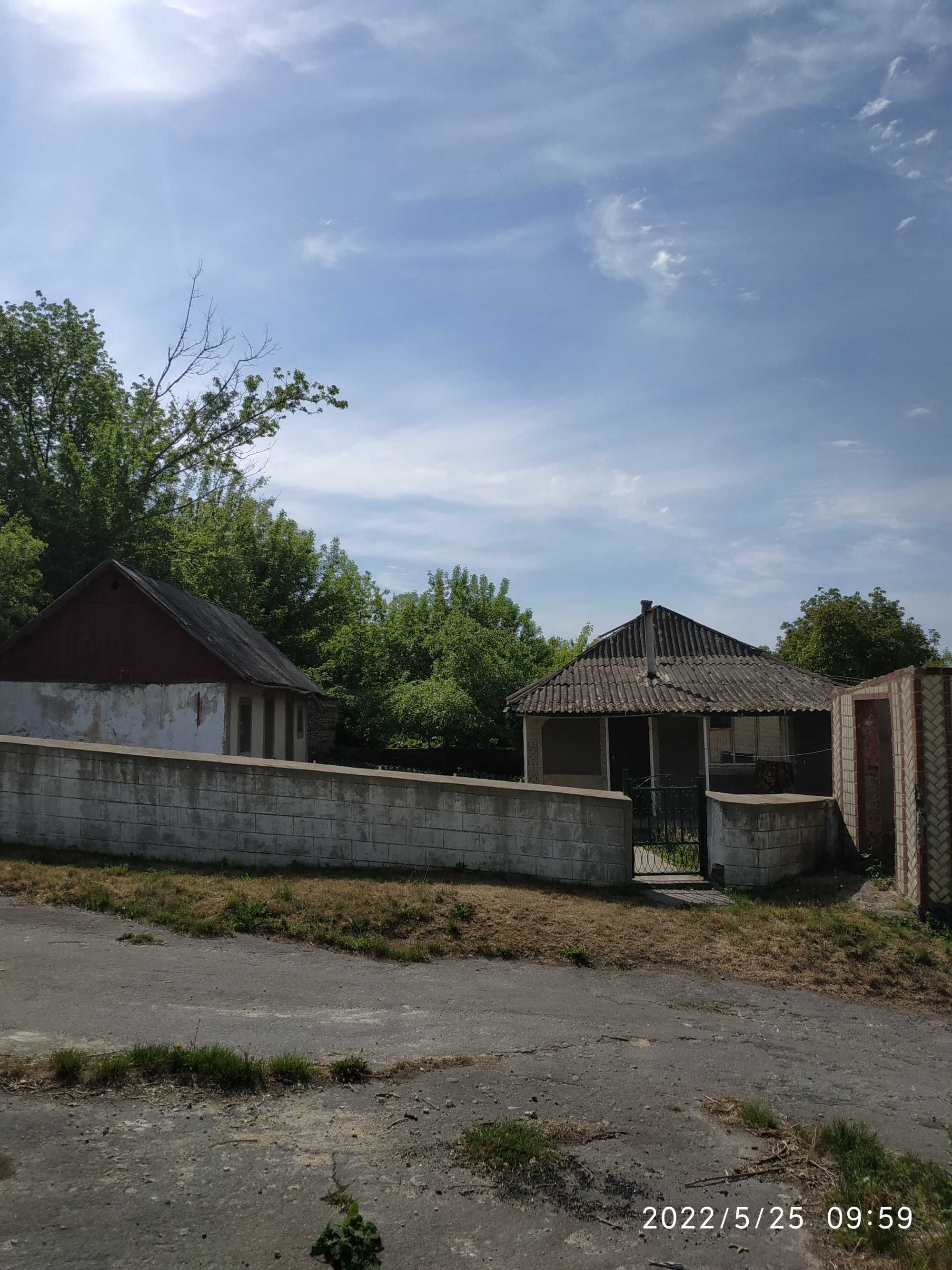 Продам частину будинку  з гаражем в Жмеринському р-ні Вінницької обл.