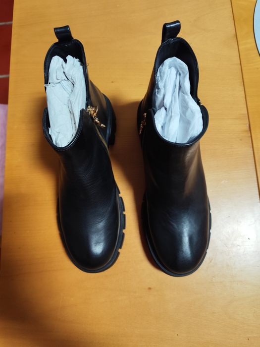 Botas de tornozelo de couro pretas da marca Cubanas