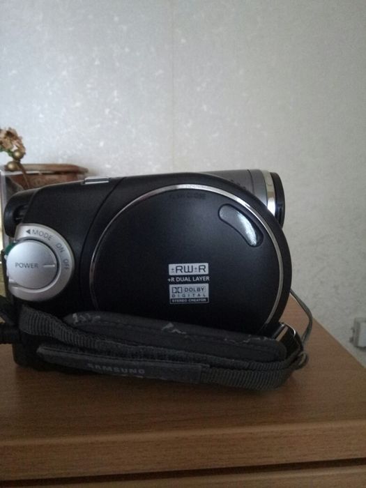 Продаётся цифровая видеокамера samsung