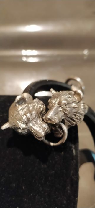 Pulseira com dois leões em prata oxidada com brilhantes e cabedal cozi