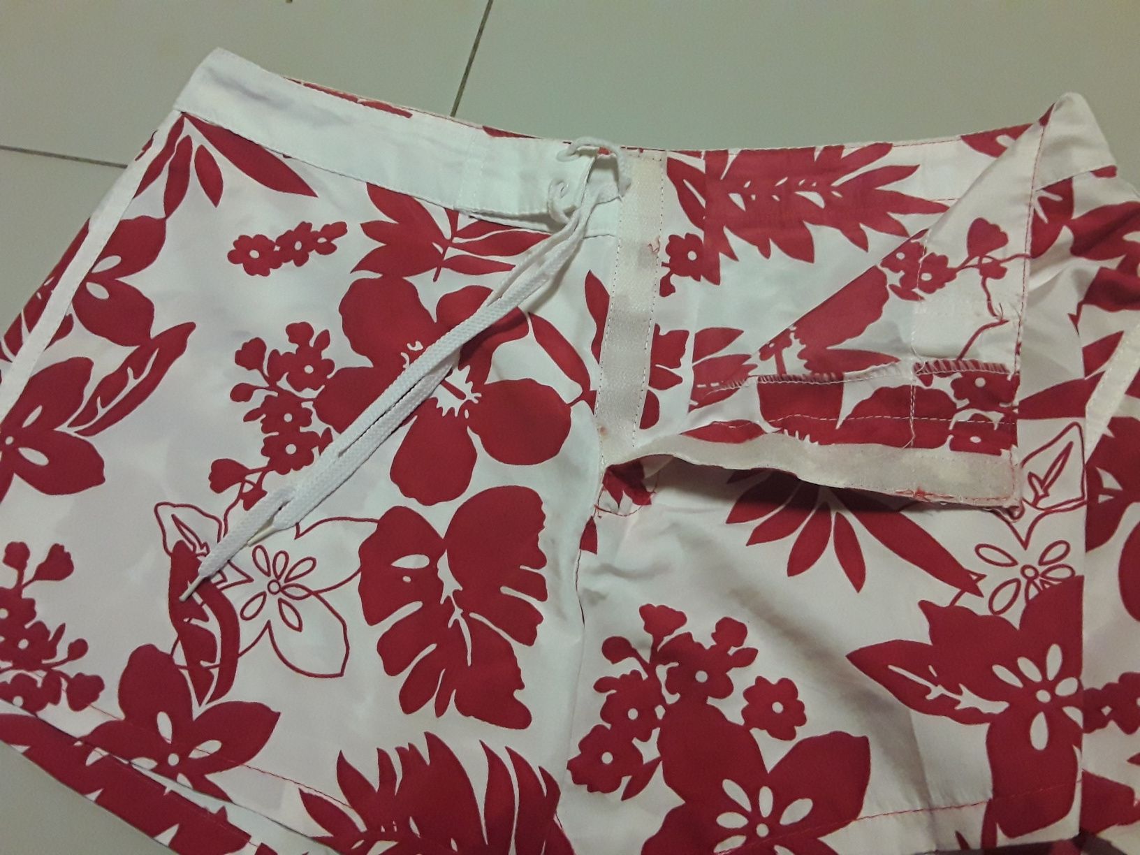 Calções brancos com flores havaianas vermelhas tam. 34