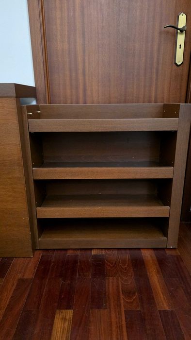 Cama de casal com colchão e mesinha de cabeceira mais movel