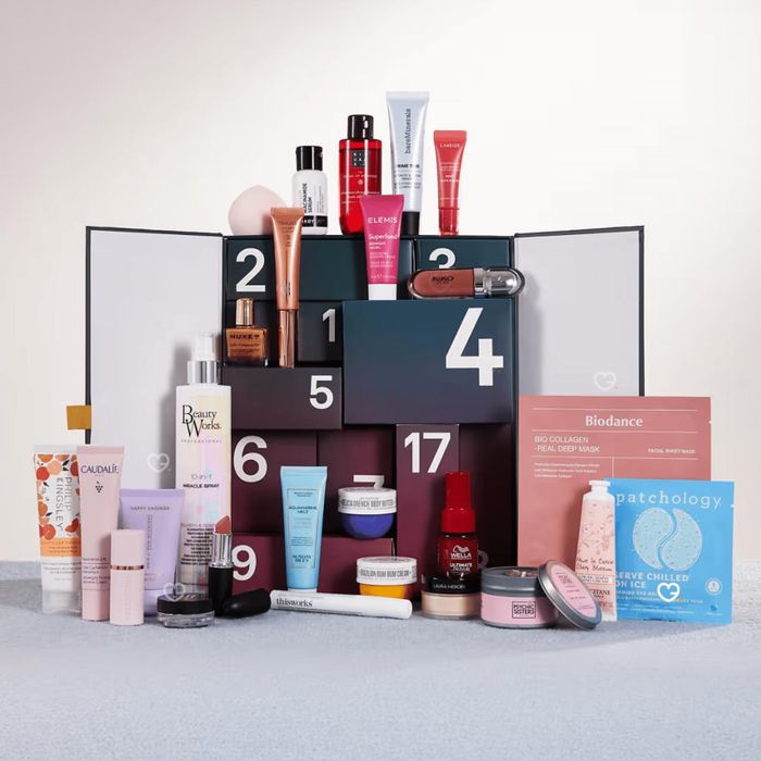 В наявності ASOS advert calendar Charlotte Tilbury