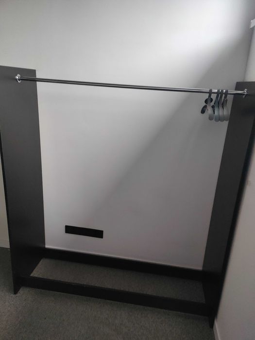 Вішалка для одягу відкрита