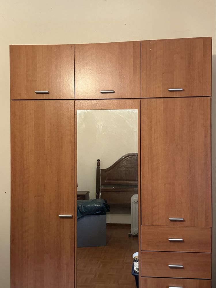 Guarda roupa de madeira